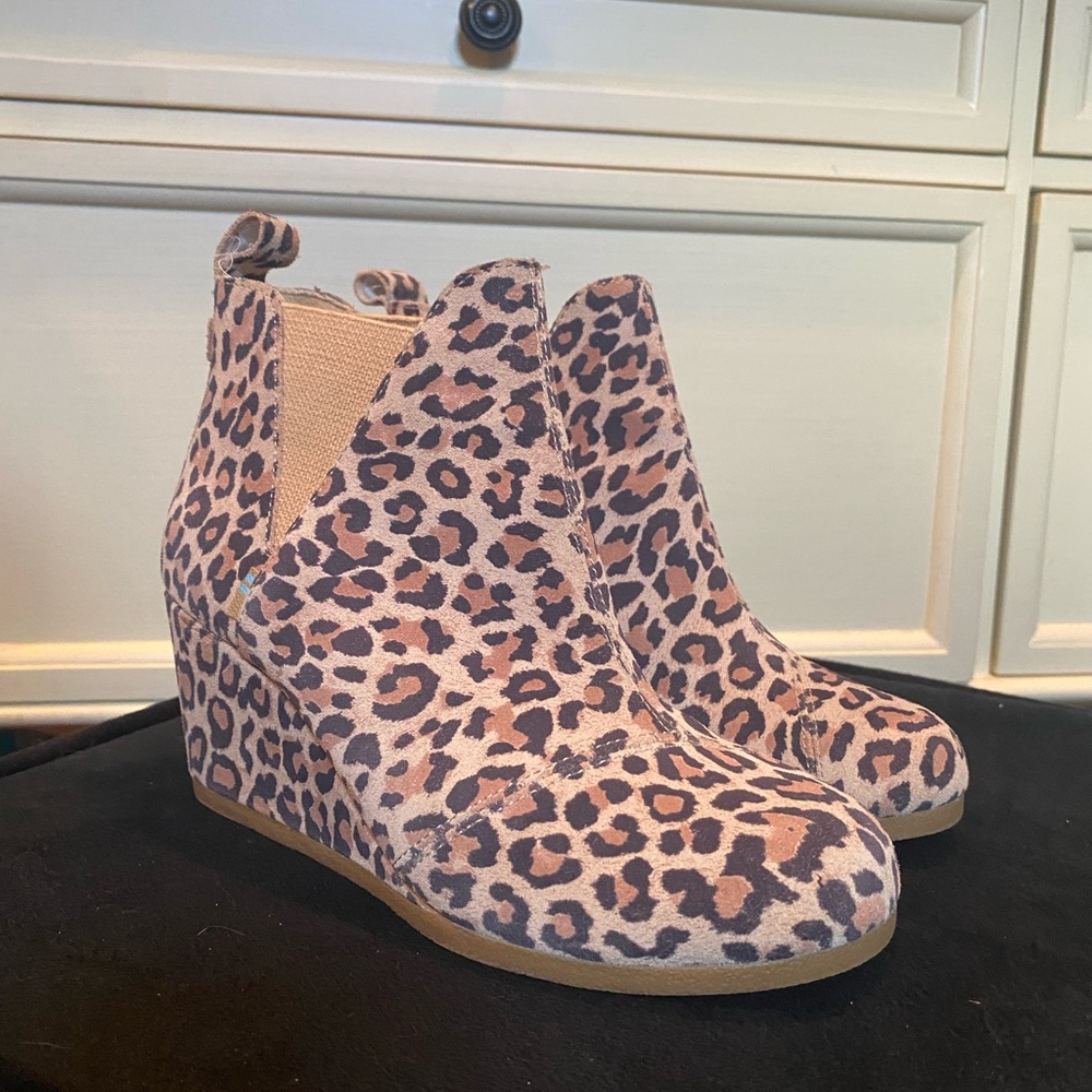 Tom’s Kayla Wedge Bootie, Leopard size 6.5